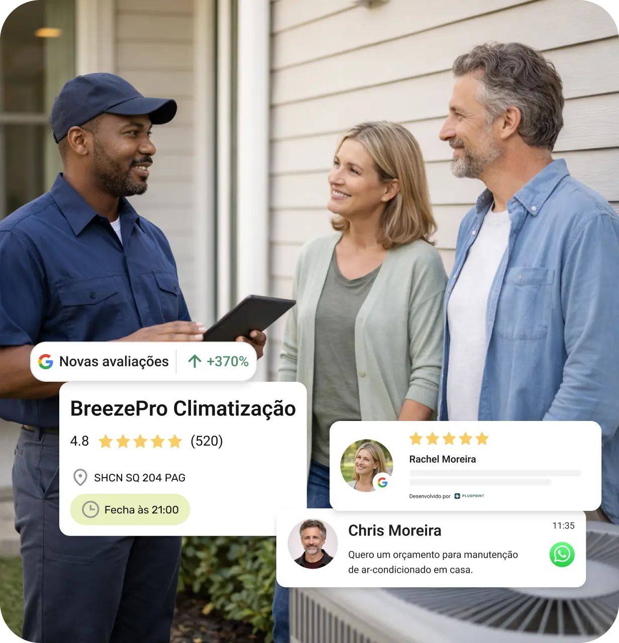 Técnico com uniforme azul-marinho conversando com um casal de meia-idade sorridente do lado de fora de uma casa, próximo a uma unidade de ar-condicionado.