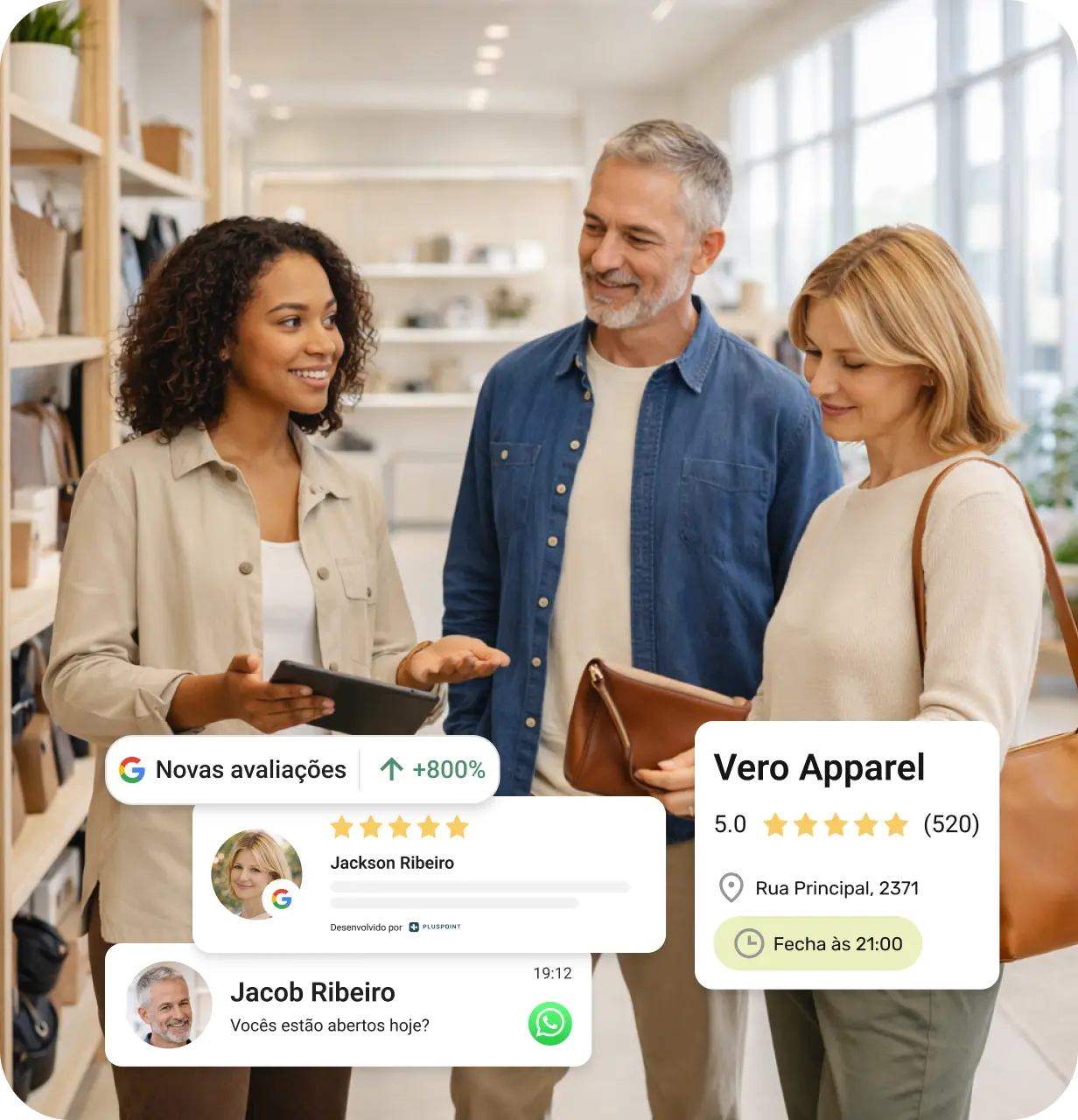 Funcionário da loja mostrando um tablet a um casal sorridente segurando sacolas em uma loja de varejo iluminada, com sobreposição de avaliações de clientes e informações do negócio.
