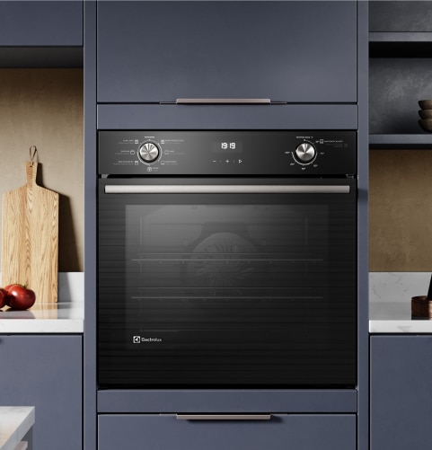 Electrolux – czarny piekarnik w zabudowie kuchennej