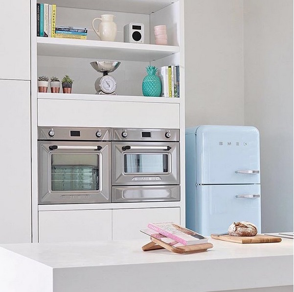 SMEG Victoria – dwa piekarniki i błękitna chłodziarka retro w kuchni