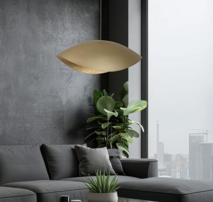 Sigma Lighting – złota dekoracyjna lampa wisząca nad sofą