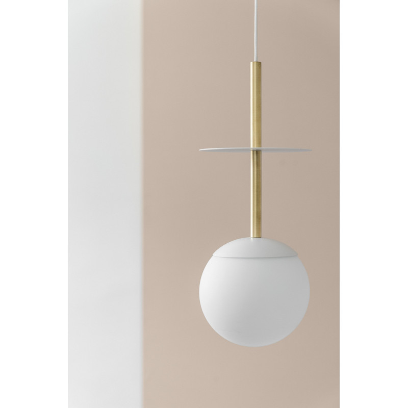 UMMO PLAAT BRASS – lampa wisząca z białym szklanym kloszem i mosiężnym detalem