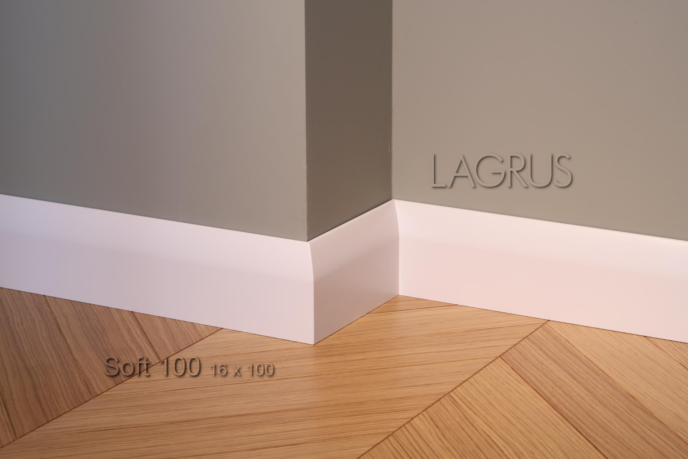 Lagrus Soft 100 – biała listwa przypodłogowa na styku ściany i drewnianej podłogi