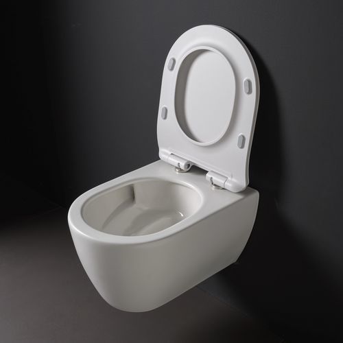 Scarabeo GLAM – biała ceramiczna miska WC wisząca z podniesioną deską