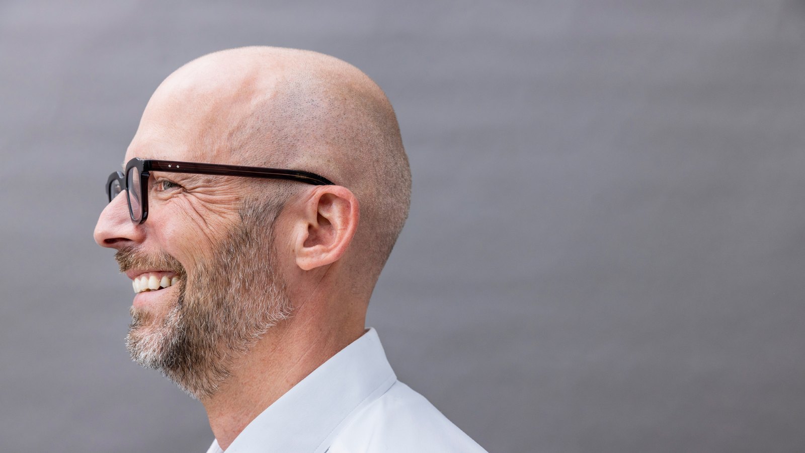 Profile portrait of Peter Sorgenfrei listening