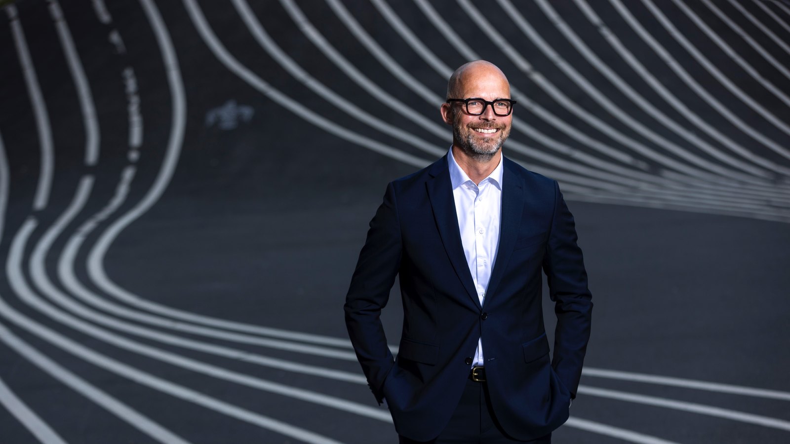 Peter Sorgenfrei standing on a graphic painted surface