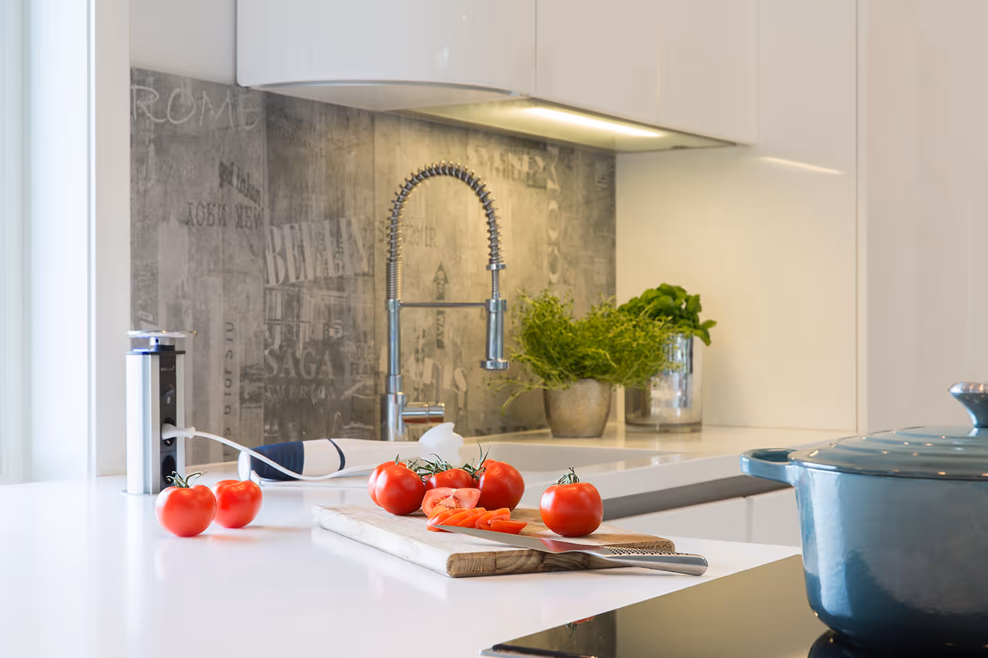 Bildet viser en smartløsning til stikkontakter på kjøkkenbenken