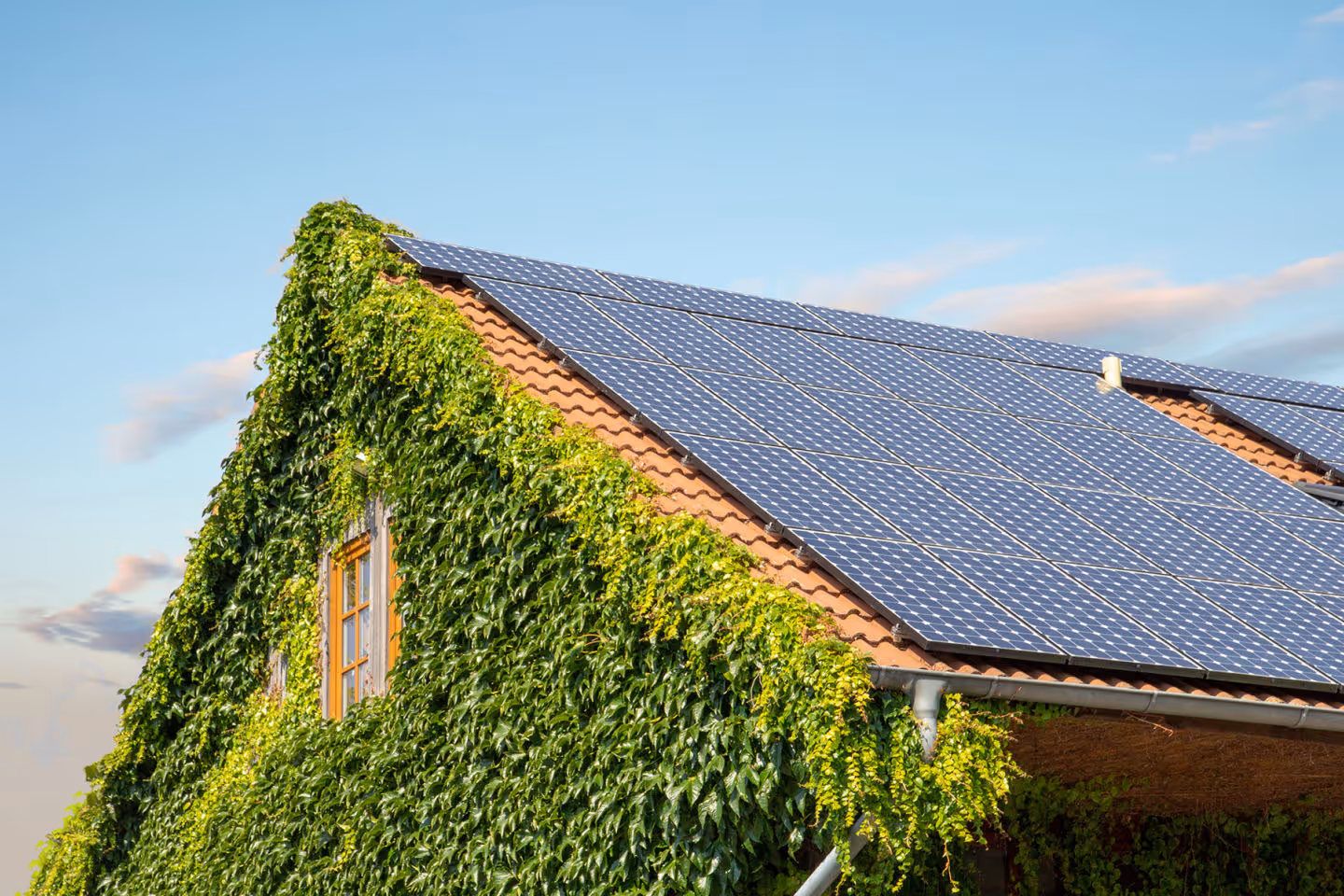 Bildet viser solceller på taket av en bolig