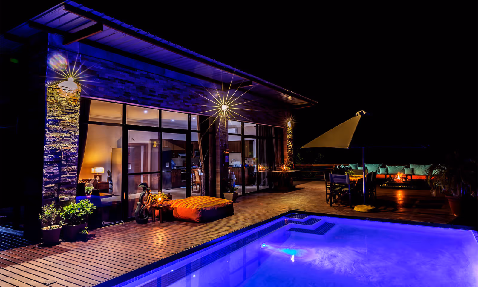 Bilde viser en stemningsbelyst veranda 