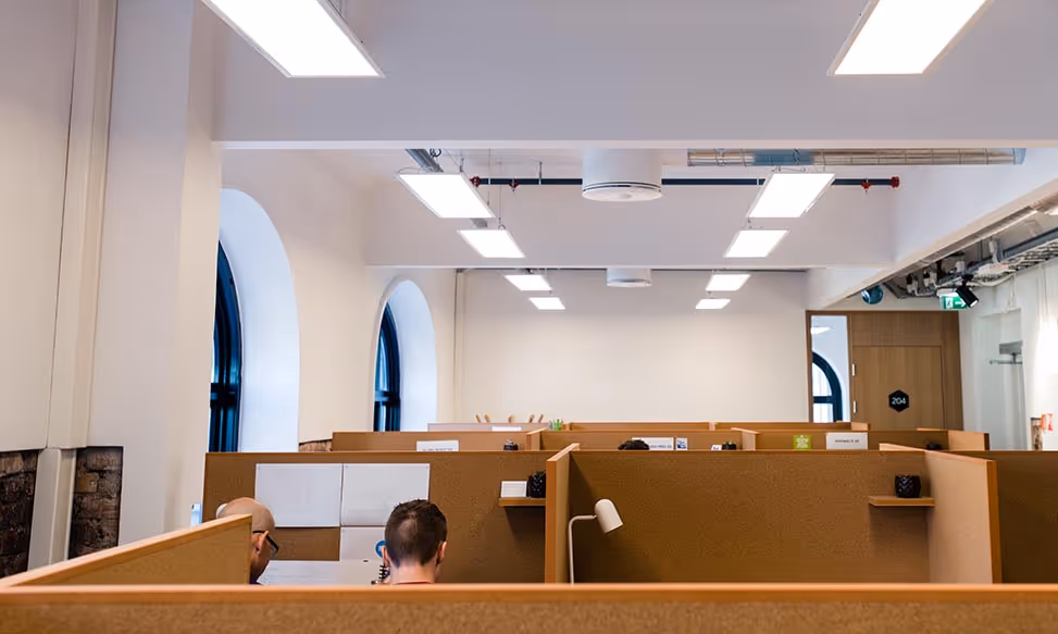 Bildet viser lys i et kontorlandskap