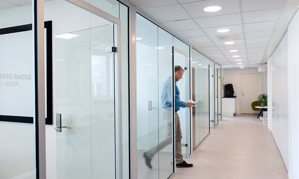 Bilde viser et godt belyst kontorlandskap