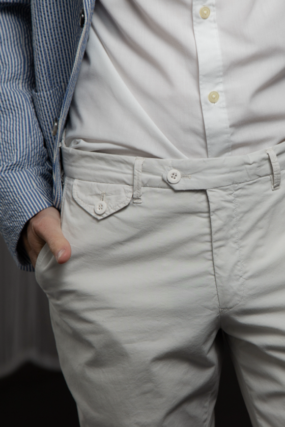 grijze chino