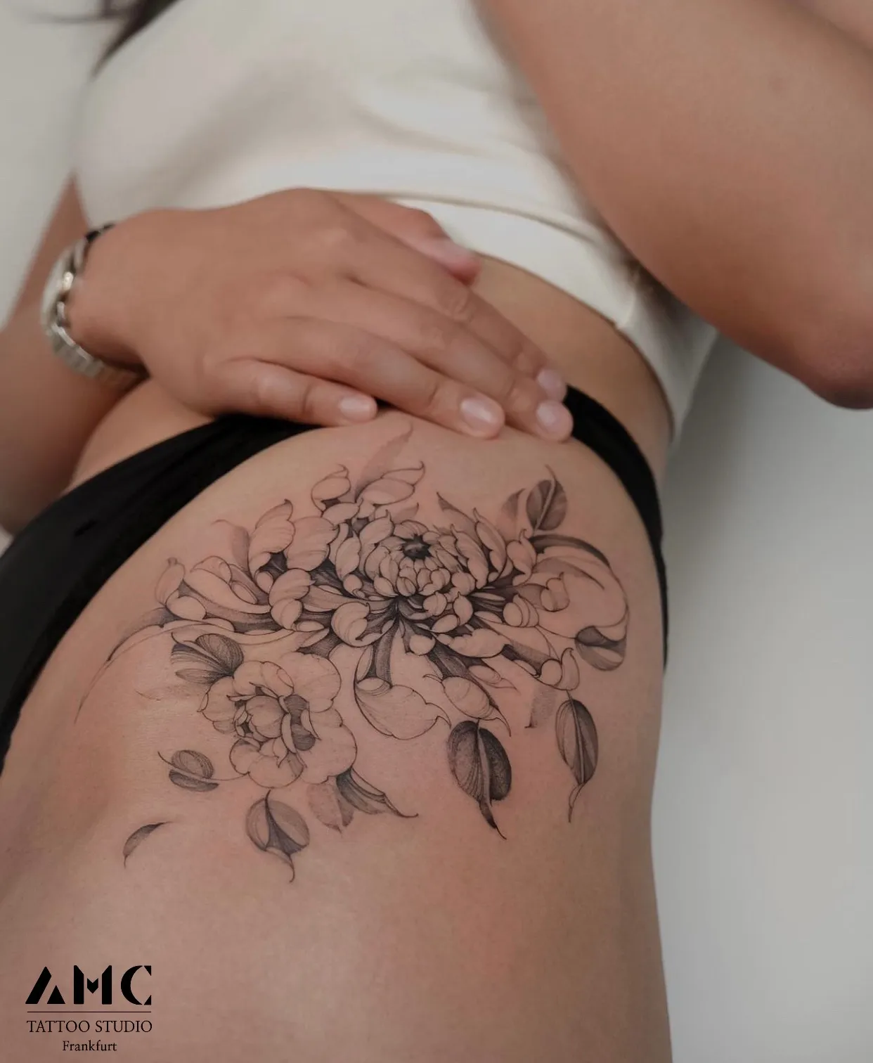 Fineline Tattoo von AMC Tattoo Studio in FrankfurtFineline Tattoo von AMC Tattoo Studio in Frankfurt