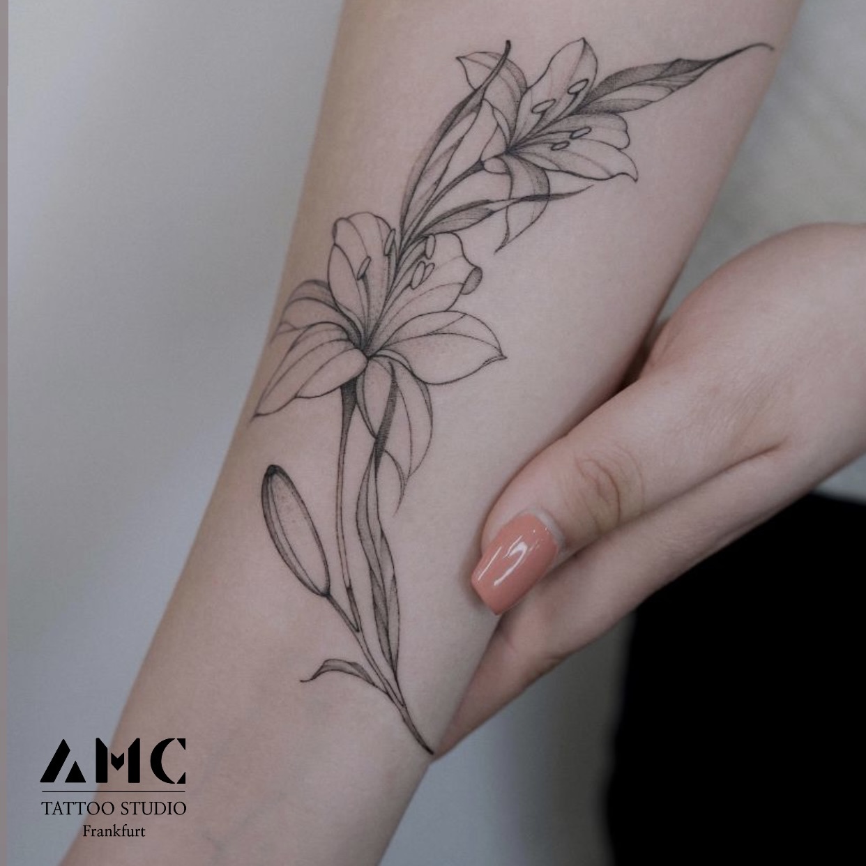 Fineline Tattoo Arm Frankfurt