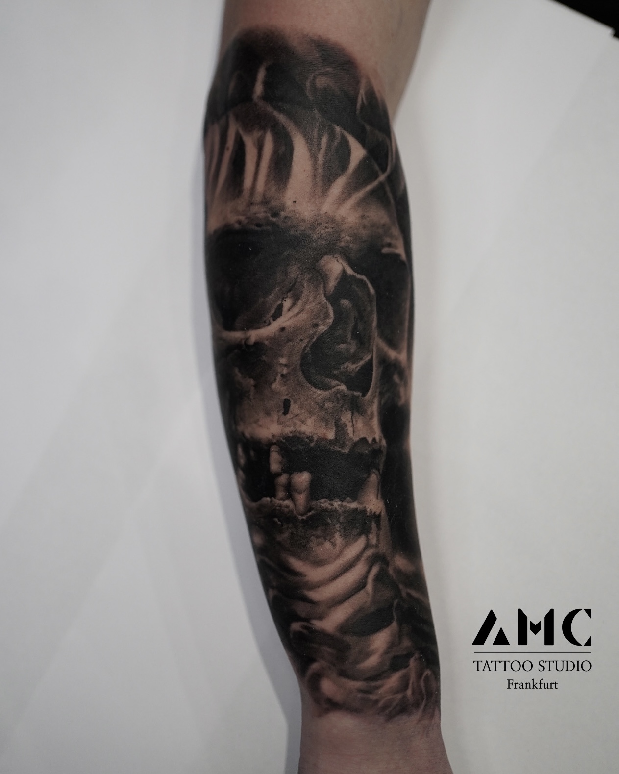 tötenkopf tattoo unterarm