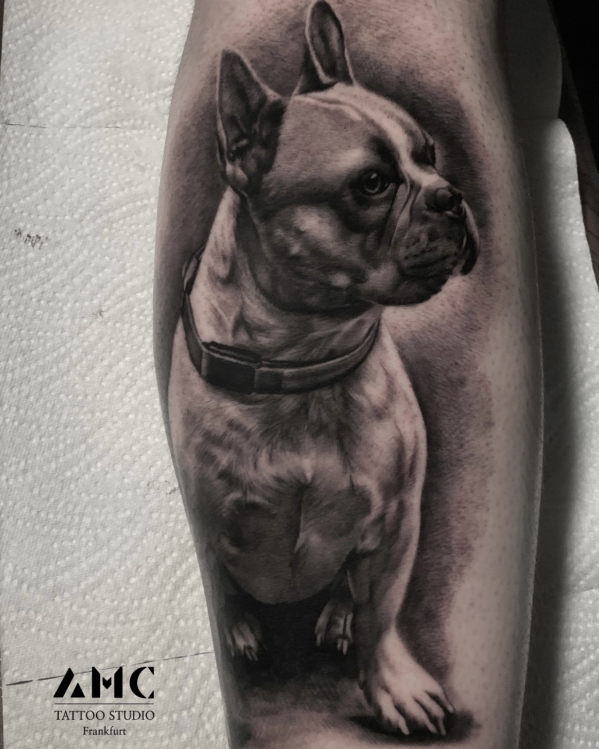 Realistisches Erinnerungstattoo eines geliebten Hundes