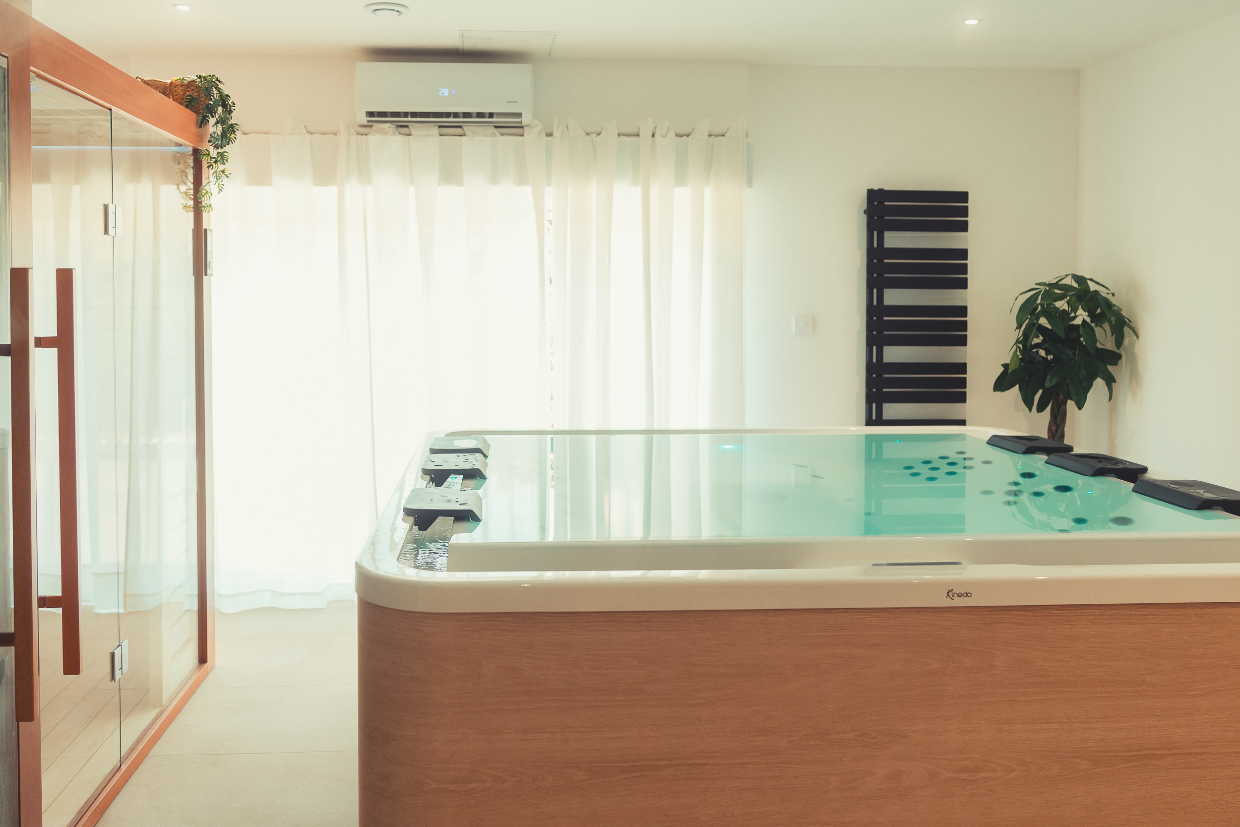 Une parenthèse de bien-être dans notre spa privatisé : sauna, hammam, jacuzzi et cabine duo vous invitent à vivre un moment parfait