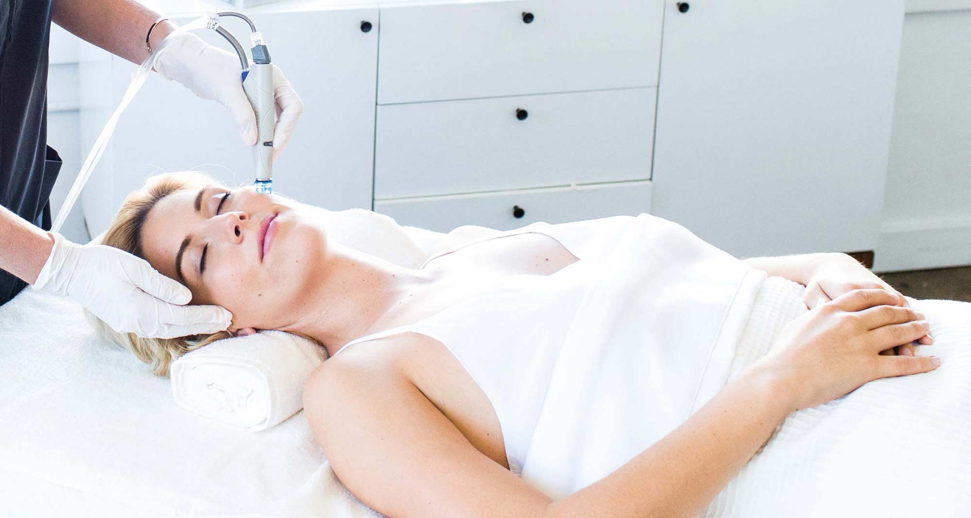 https://beautycarezuerich.ch/cdn/shop/files/hydrafacial-zuerich-beautycare.jpg?v=1760038019&width=2000