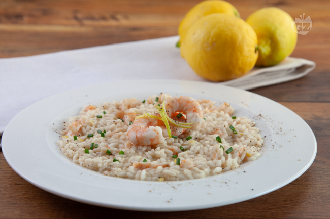 https://www.giallozafferano.it/images/223-22322/Risotto-limone-e-gamberetti_650x433_wm.jpg