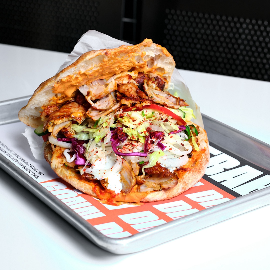 https://cdn.prod.website-files.com/68777b868b7db56fcc3c074a/68e3b75add4a202ddff3968e_mitundohne_kebab_hbzurich_sept25_hurrah_content_DSCF6848.jpg