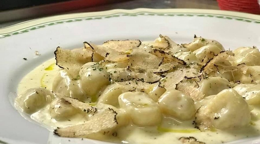 https://dynamic-media-cdn.tripadvisor.com/media/photo-o/21/c4/3c/aa/gnocchi-al-pecorino-dell.jpg?h=500&s=1&w=900&utm_source=chatgpt.com