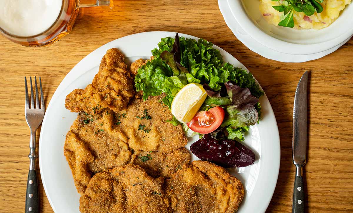 https://plutzerbraeu.at/wp-content/uploads/Original_Wiener_Schnitzel_mit_Salat_Plutzer_Braeu.jpg