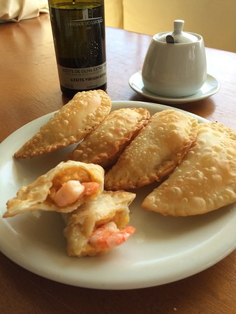 https://media-cdn.tripadvisor.com/media/photo-s/19/f5/b3/d9/top-3-pasteis-de-camarao.jpg
