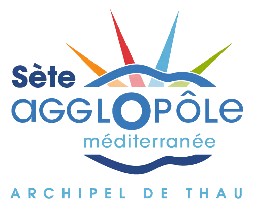Logo de Sète Agglopôle Méditerranée avec un arc stylisé bleu et cinq rayons colorés au-dessus, texte 'Archipel de Thau' en dessous.