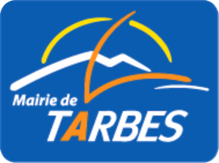 Logo bleu de la mairie de Tarbes avec un toit blanc stylisé, une arche orange et deux arcs jaunes.