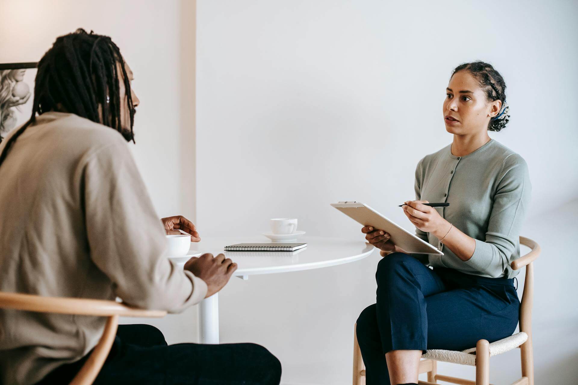 Manager and employee holding a stay interview