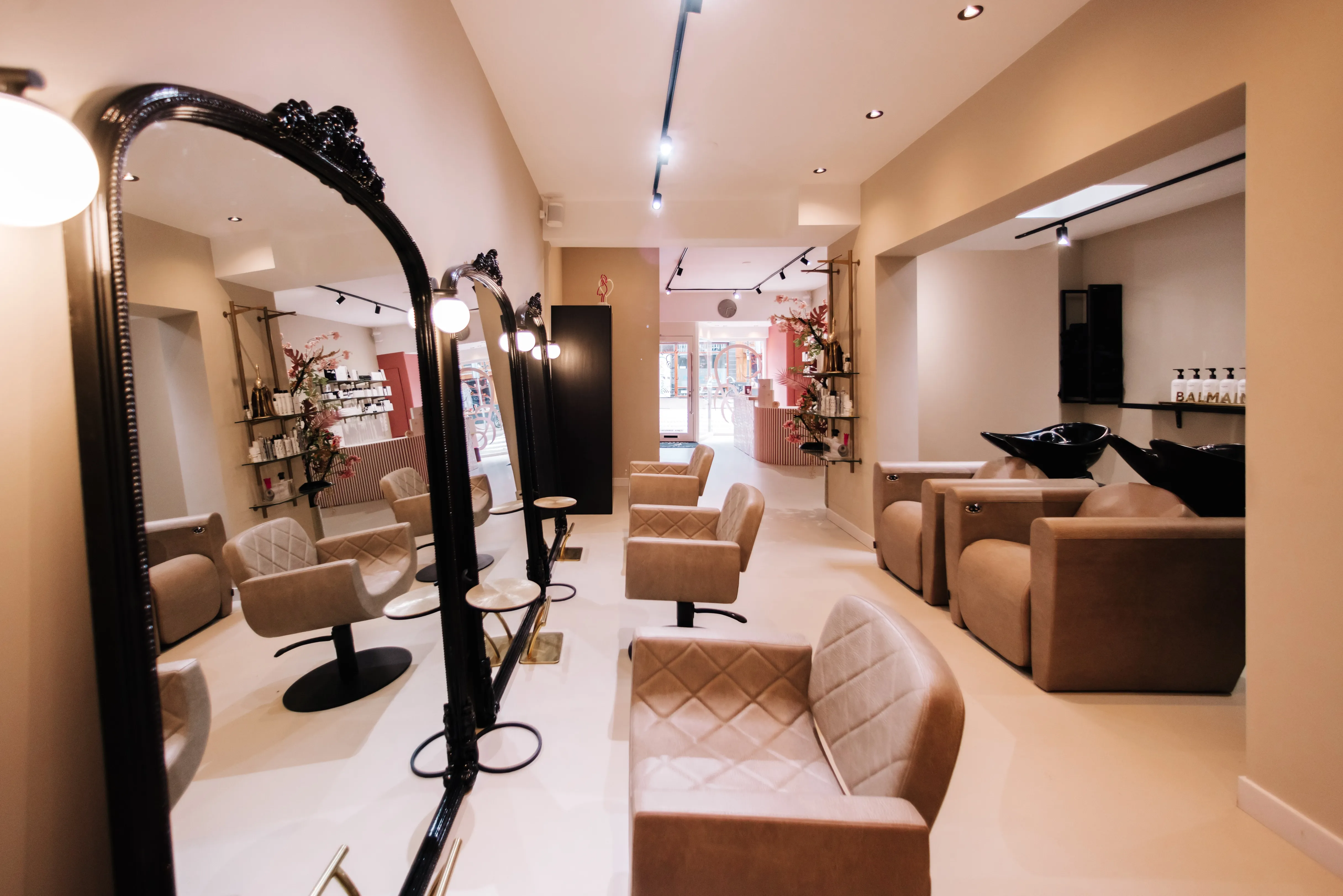 Interieur van kapsalon LASCORPIA in Overveen met kappersstoelen, grote spiegels en wasunits
