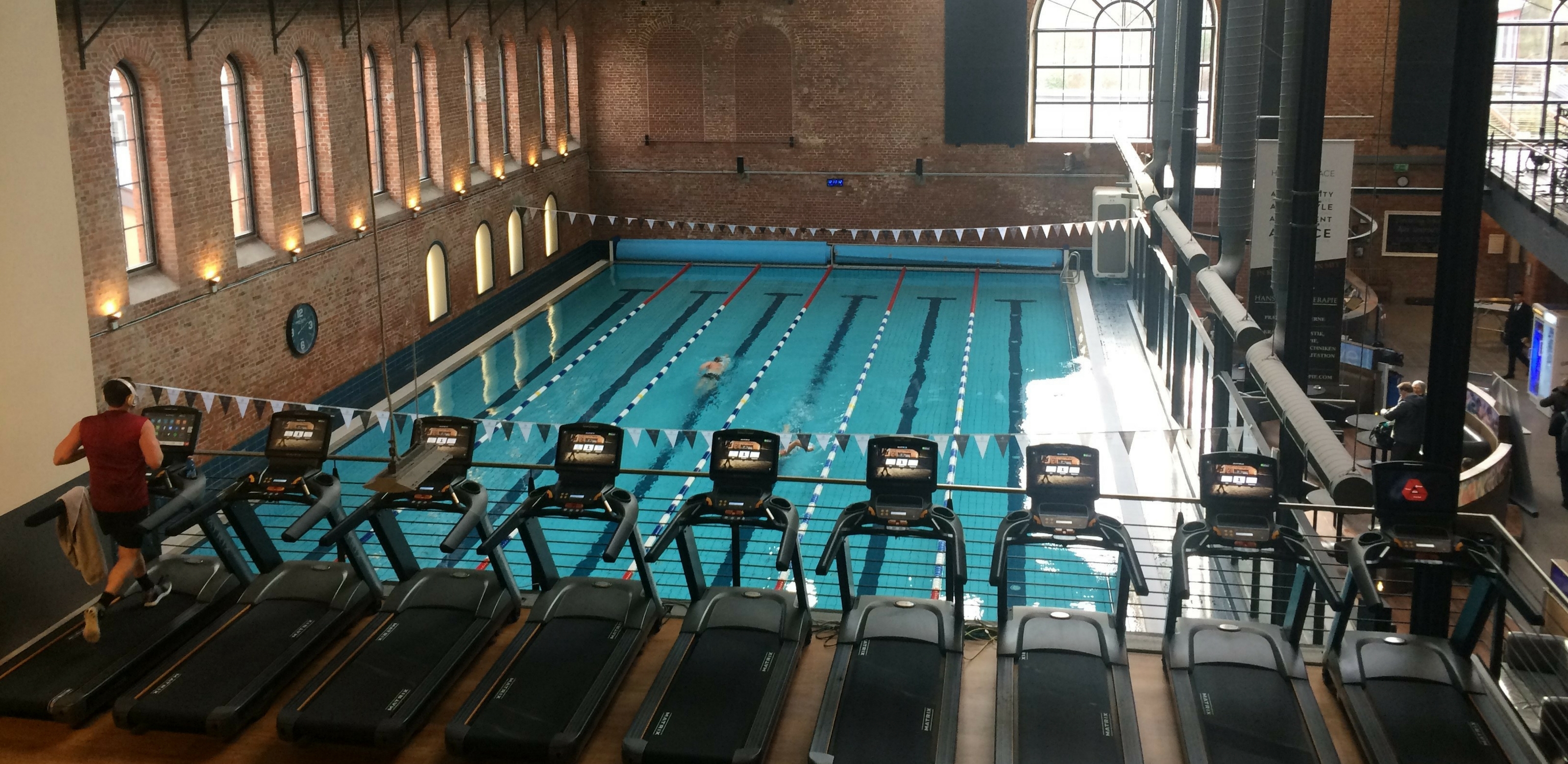 Der Cardio- und Pool Bereich des Holmes Place Fitnessstudios in Hamburg Bahrenfeld. 
