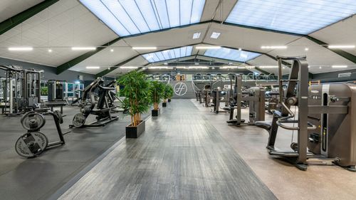 Die Zirkeltraining-Geräte des Fitnessstudios in Oberkassel.