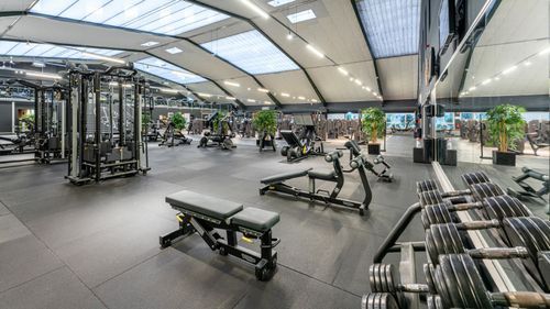 Die modernen Trainingsgeräte des Holmes Place Fitnessstudios in Düsseldorf Oberkassel.