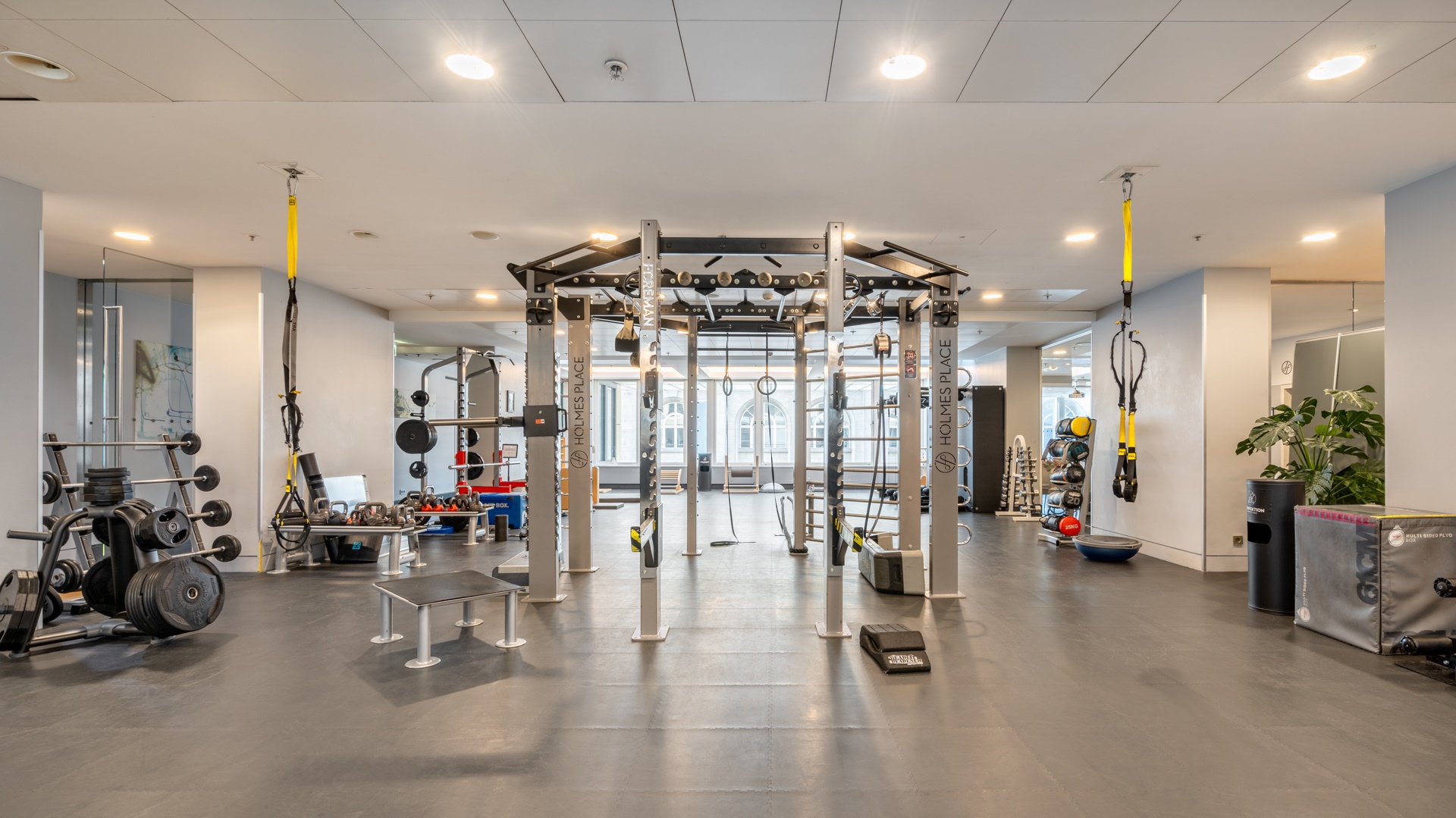 Die Functional Training-Area des Holmes Place Fitnessstudios in Berlin-Mitte am Gendarmenmarkt.