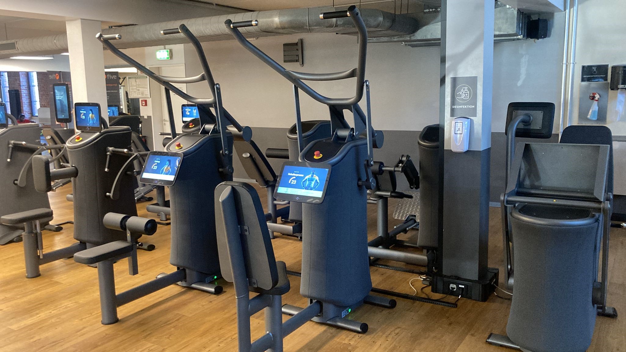 Die Zirkeltraining-Geräte des Holmes Place Fitnessstudios in der Schlossstraße.