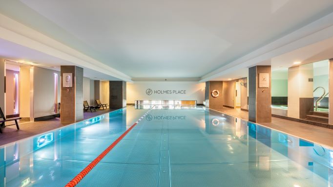 Der Sportpool des Holmes Place Fitnessstudios in Berlin-Mitte am Gendarmenmarkt.