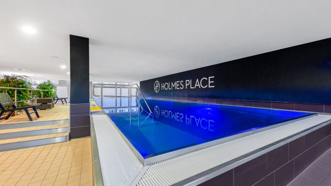 Der Sportpool des Holmes Place Fitnessstudios in Berlin Charlottenburg.