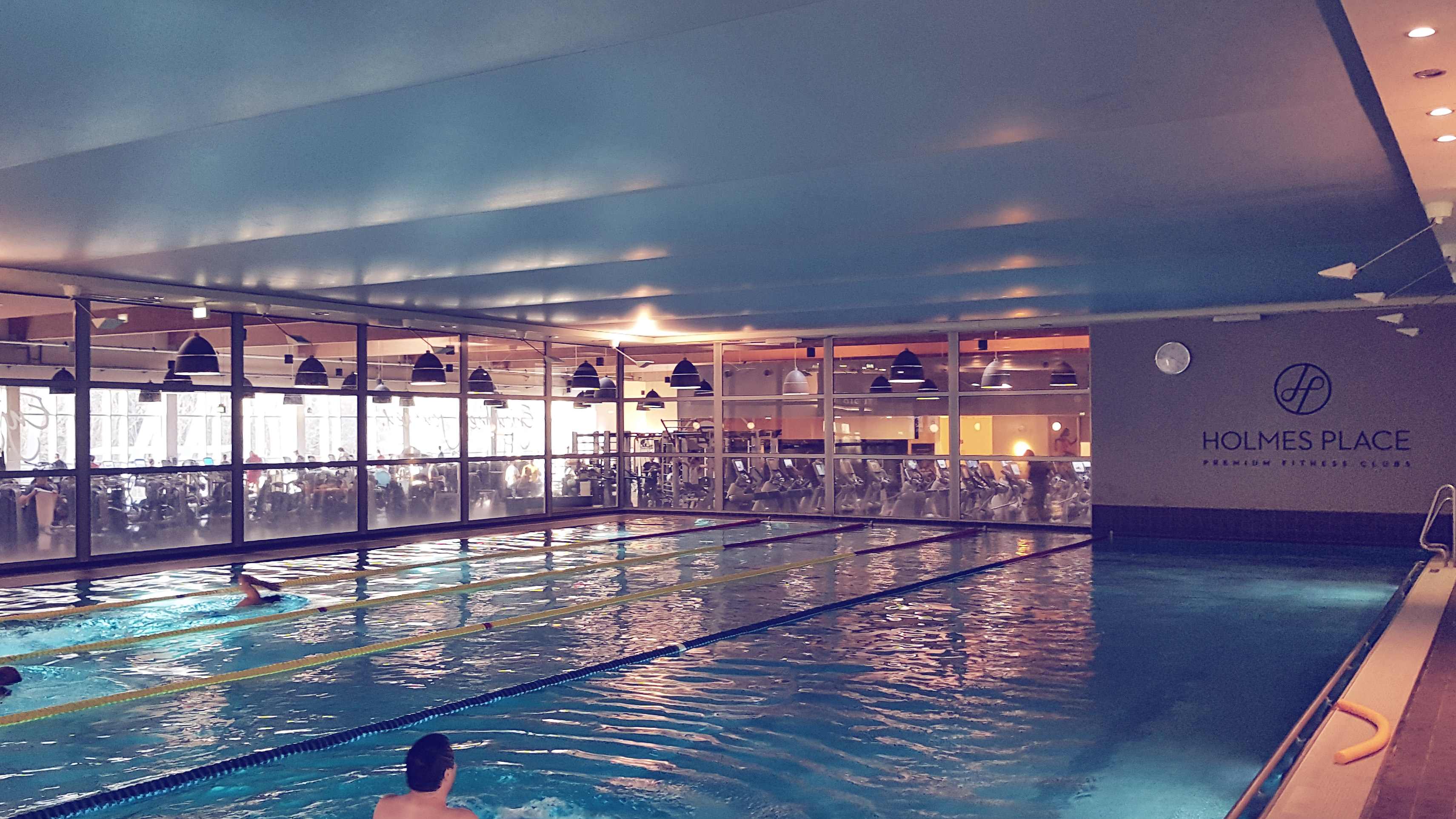 Der Sportpool des Holmes Place Fitnessstudios in Neukölln.