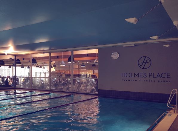 Der Sportpool des Holmes Place Fitnessstudios in Berlin Neukölln.