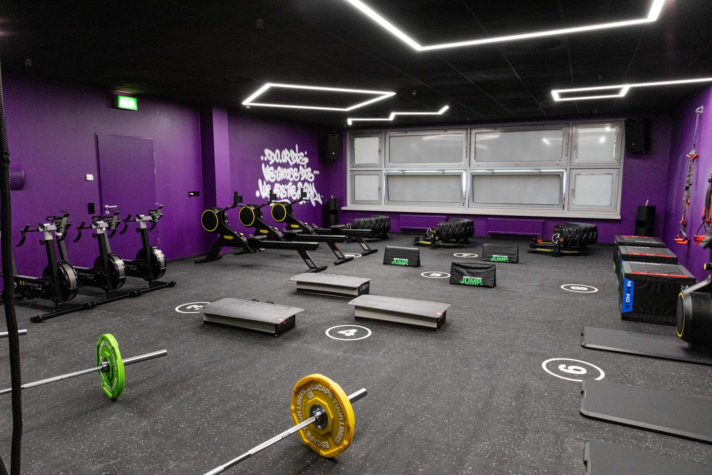 Der Bootcamp Kursraum des Holmes Place Fitnessstudios in Berlin Friedrichshain.