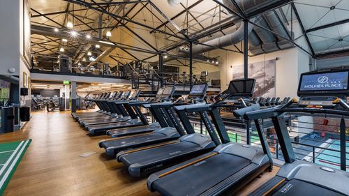 Der Cardiobereich des Holmes Place Fitnessstudios in Altona.