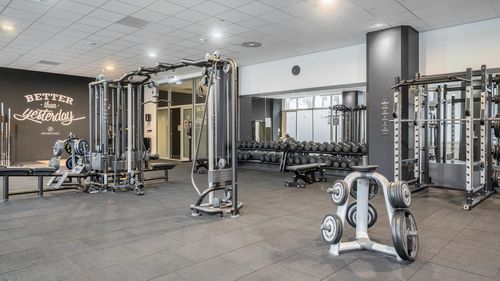 Der Freihantelbereich des Holmes Place Fitnessstudios in Essen Süd.
