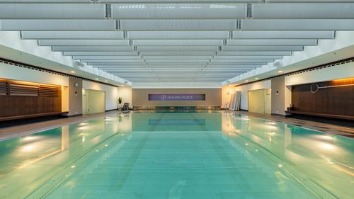 Der Sportpool des Holmes Place Fitnessstudios in Köln am Gürzenich
