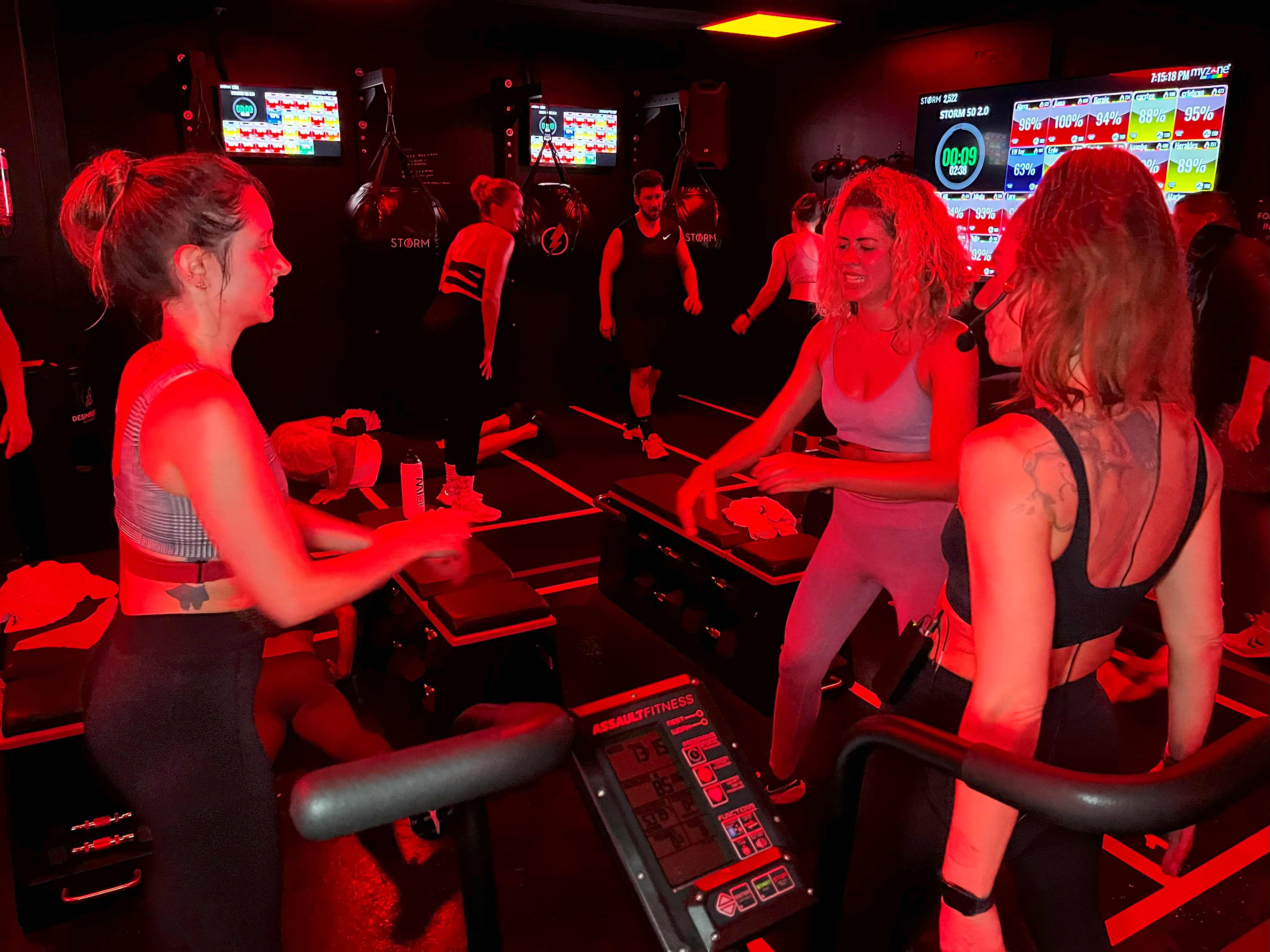 Mehrere Personen nehmen an einem Gruppenkurs in einem Fitnessstudio in Köln Innenstadt teil. 