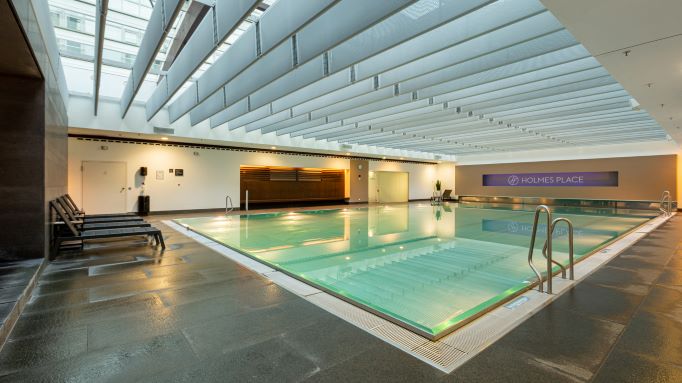 Der Sportpool des Holmes Place Fitnessstudios in der Köllner Innenstadt.