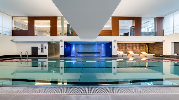 Der Sportpool des Holmes Place Fitnessstudios in Lübeck in der Fackenburgerallee.