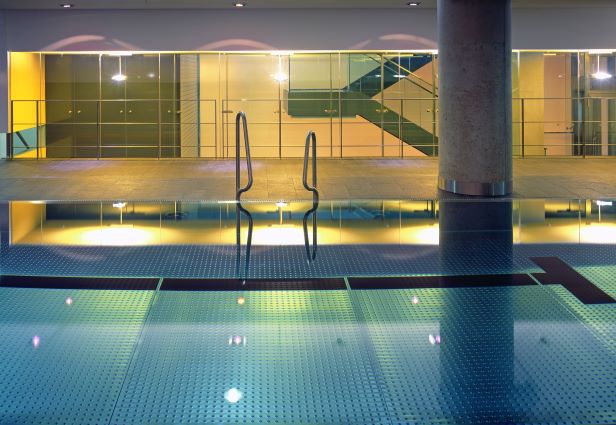 Der Sportpool des Holmes Place Fitnessstudios in Düsseldorf Stadtmitte.