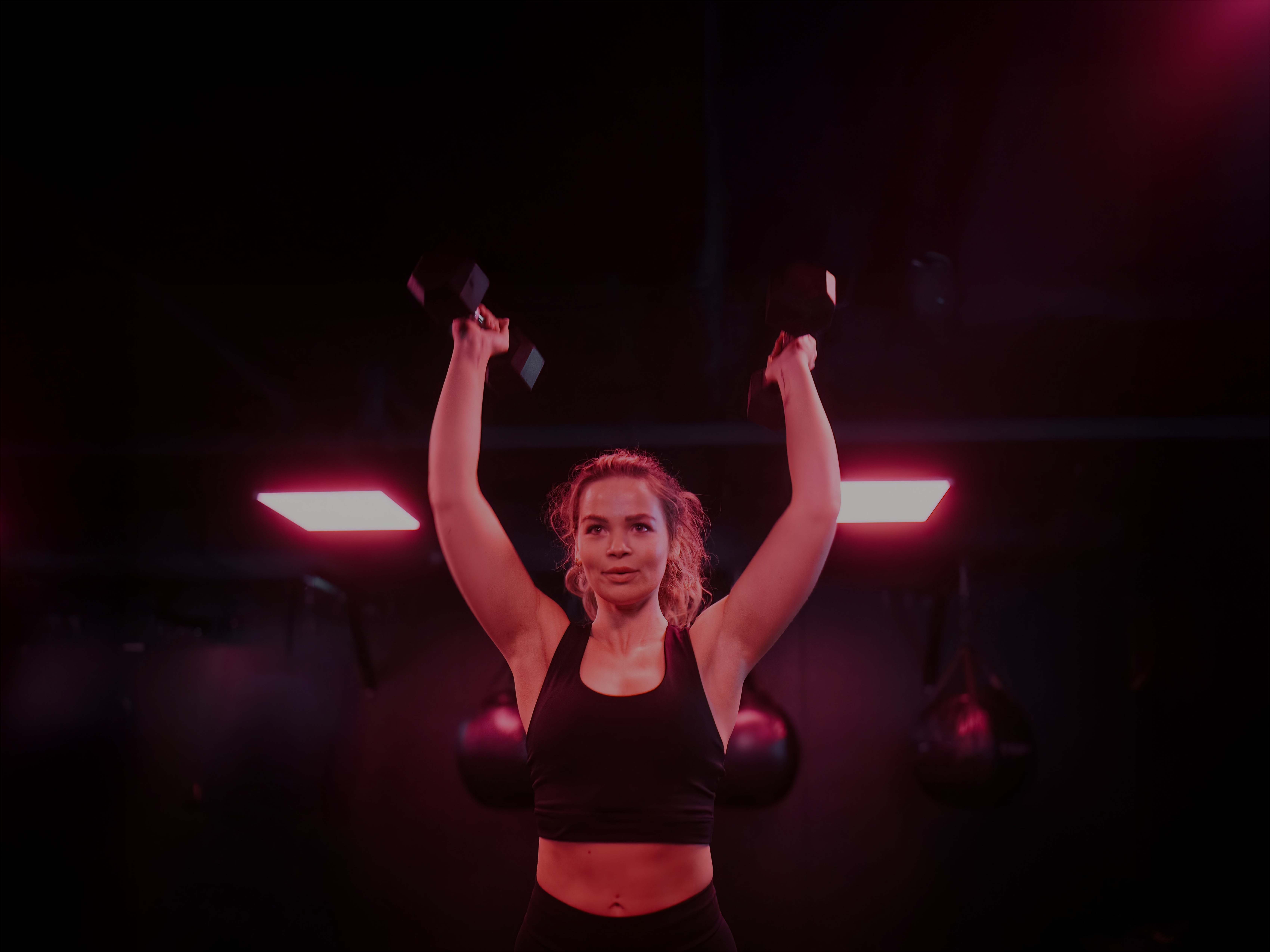 Eine junge Frau, die Liegestütze macht.