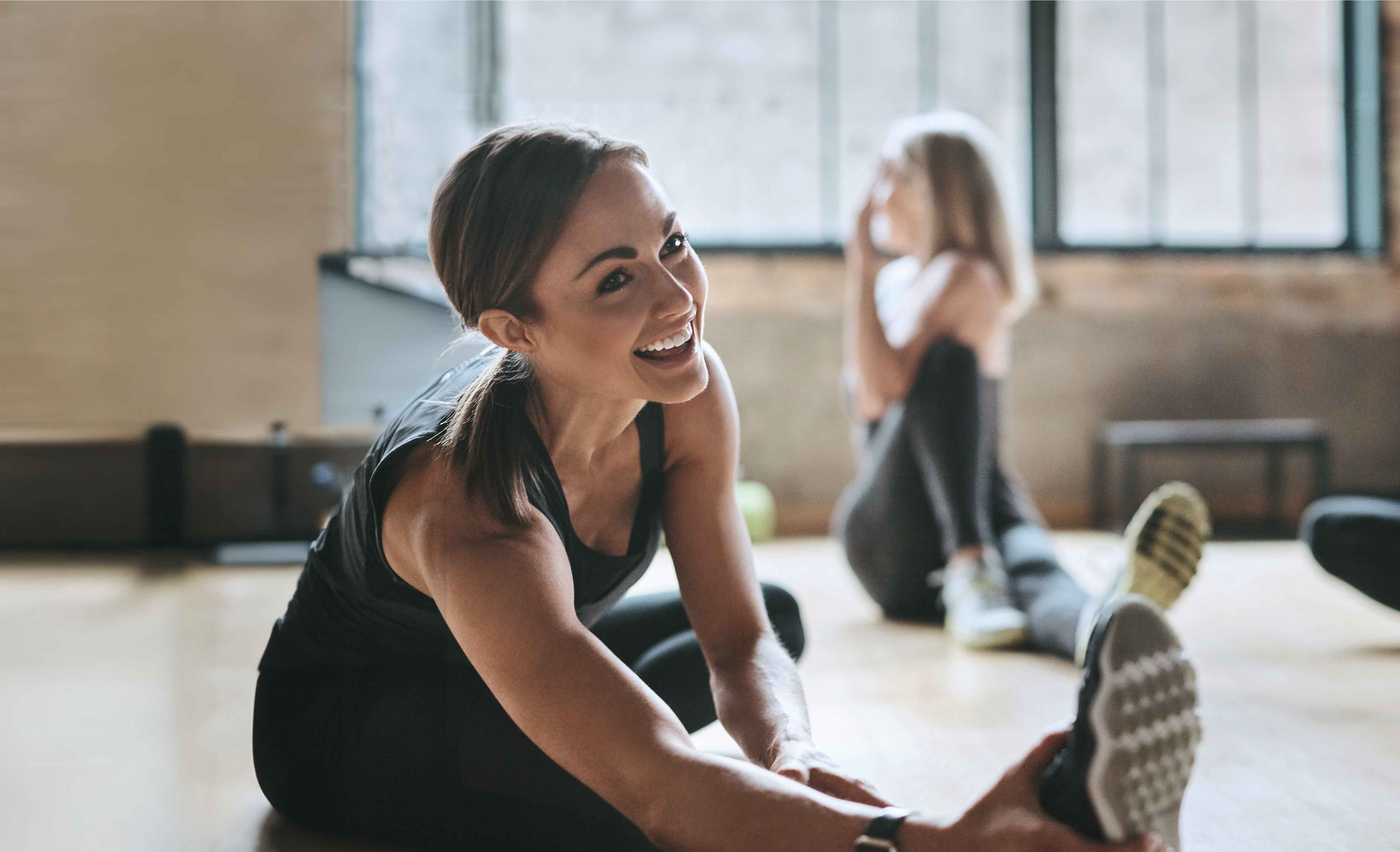 Eine junge Frau, die Liegestütze macht.